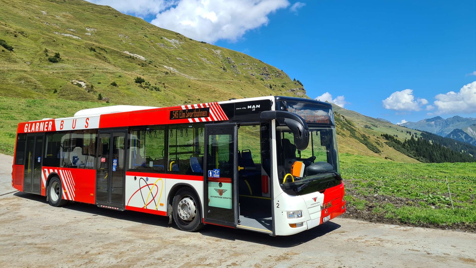 Bus des Autobetrieb Sernftal an der Bergstation Elm