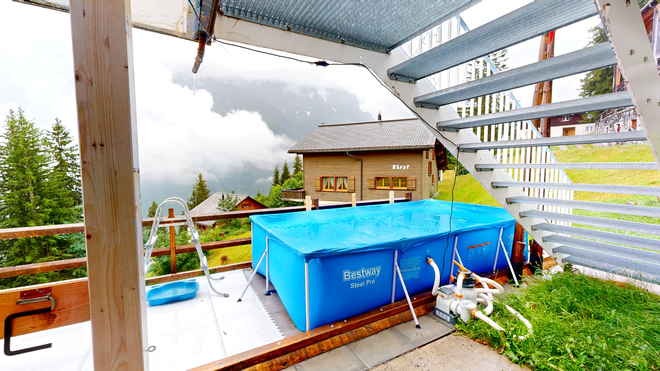 Pool auf der Terrasse mit Blick auf die Berge