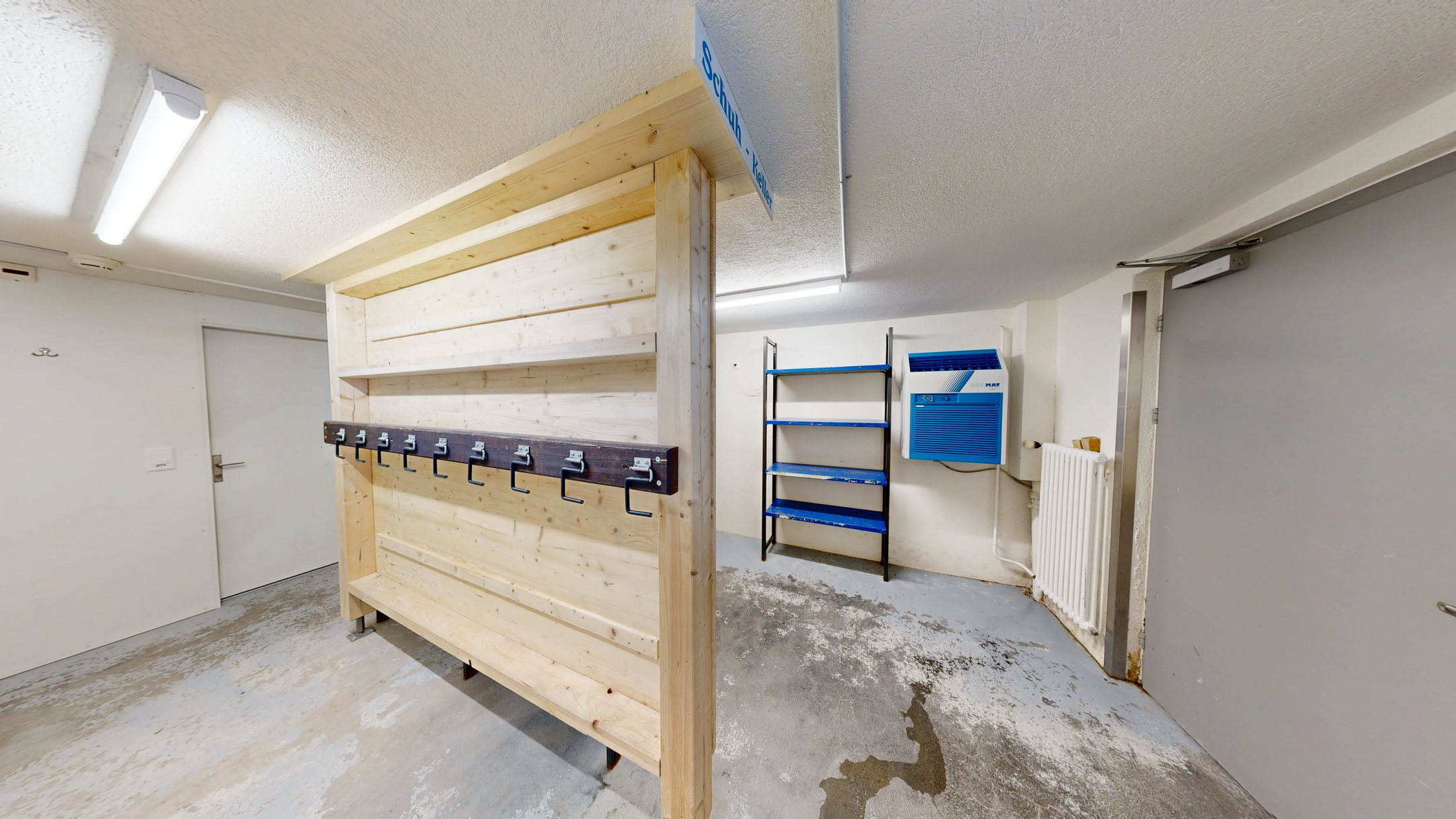 Schuhkeller mit Garderobe und Trocknungsgerät