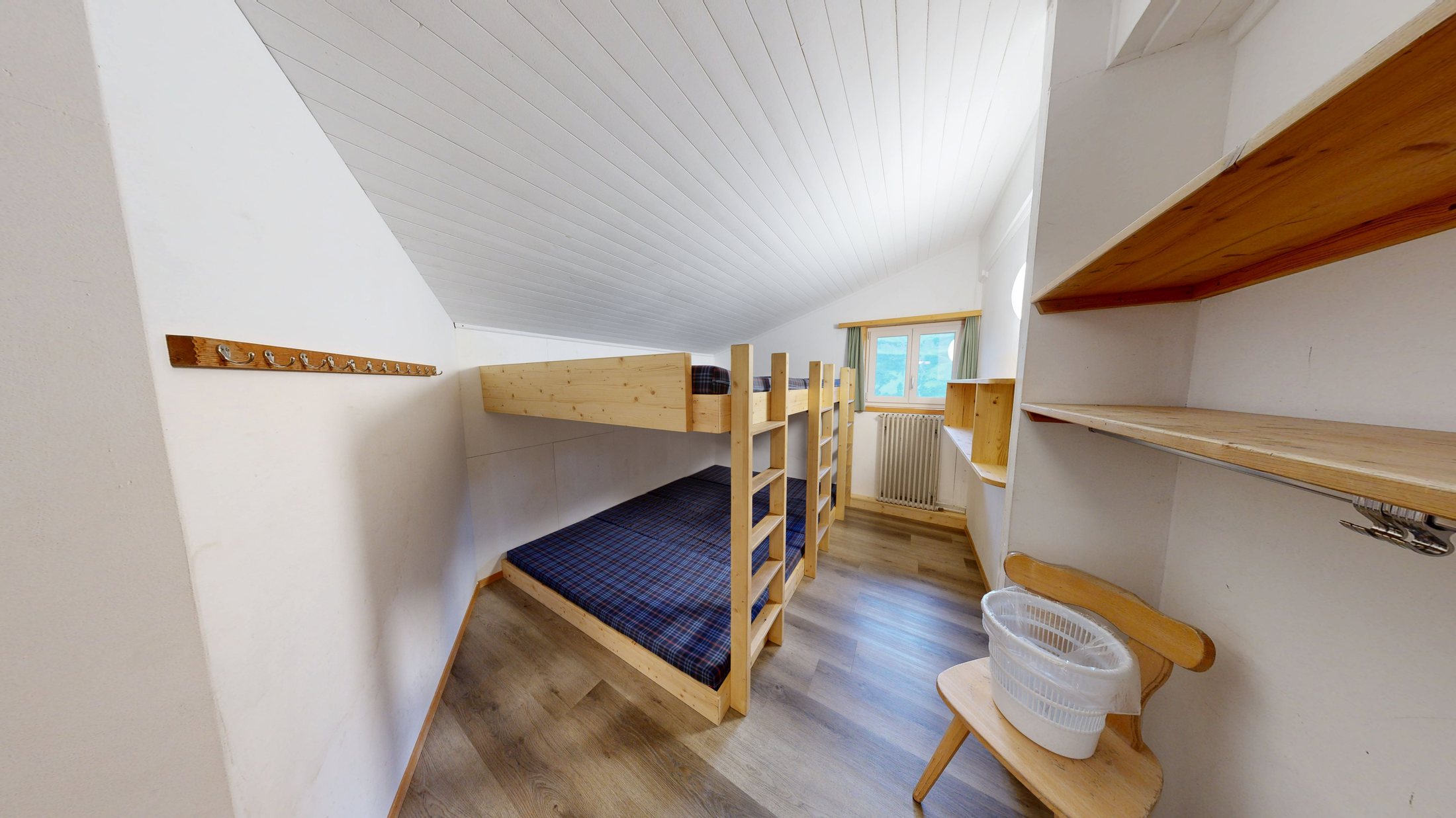 Helles Dachzimmer mit Holzbetten